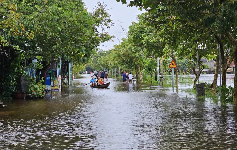 Huế: 35 ngh&igrave;n ng&ocirc;i nh&agrave; ch&igrave;m trong "biển nước", giao th&ocirc;ng chia cắt- Ảnh 3.