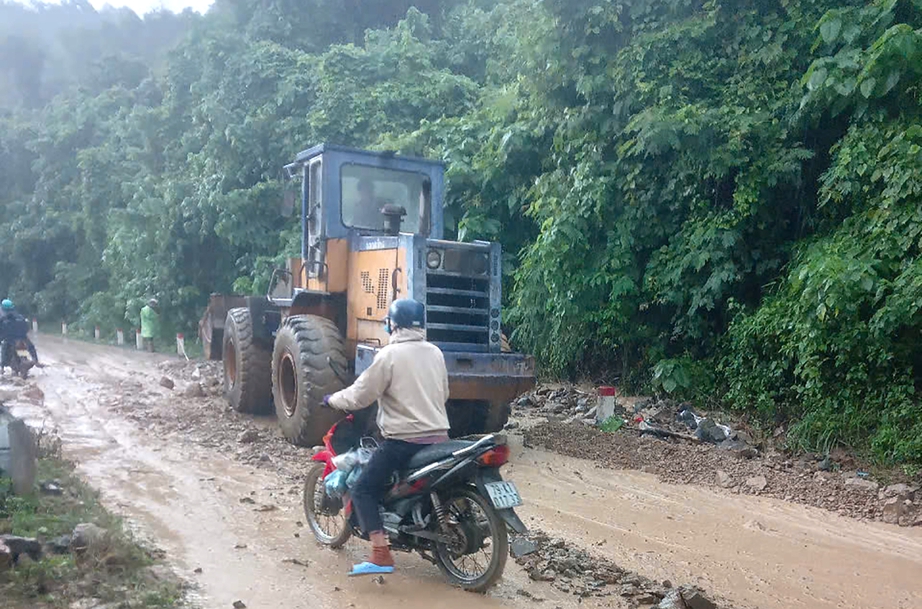 Khánh Hòa: Sạt lở tuyến độc đạo lên các xã miền núi Khánh Sơn- Ảnh 2. Khánh Hòa: Sạt lở tuyến độc đạo lên các xã miền núi Khánh Sơn- Ảnh 2.