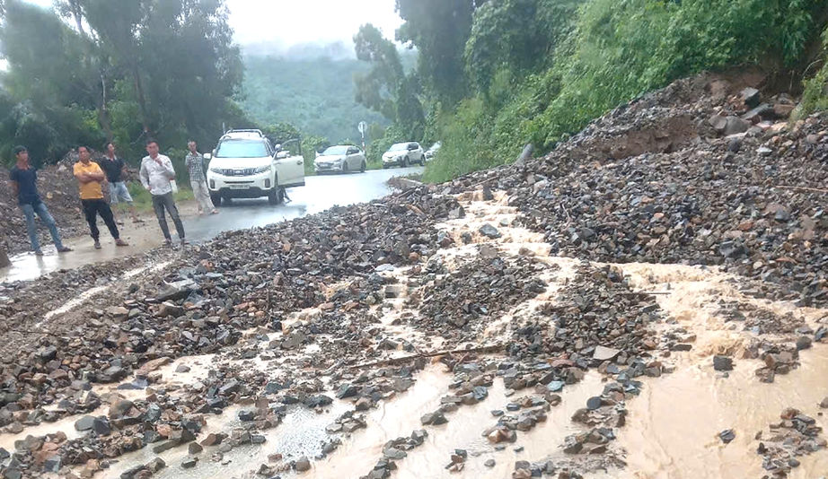 Khánh Hòa: Sạt lở tuyến độc đạo lên các xã miền núi Khánh Sơn- Ảnh 1. Khánh Hòa: Sạt lở tuyến độc đạo lên các xã miền núi Khánh Sơn- Ảnh 1.