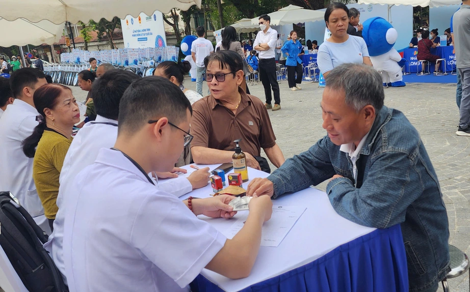H&agrave;ng ngh&igrave;n người d&acirc;n Thủ đ&ocirc; được kh&aacute;m s&agrave;ng lọc đột quỵ miễn ph&iacute;- Ảnh 2.