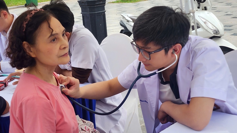 H&agrave;ng ngh&igrave;n người d&acirc;n Thủ đ&ocirc; được kh&aacute;m s&agrave;ng lọc đột quỵ miễn ph&iacute;- Ảnh 1.