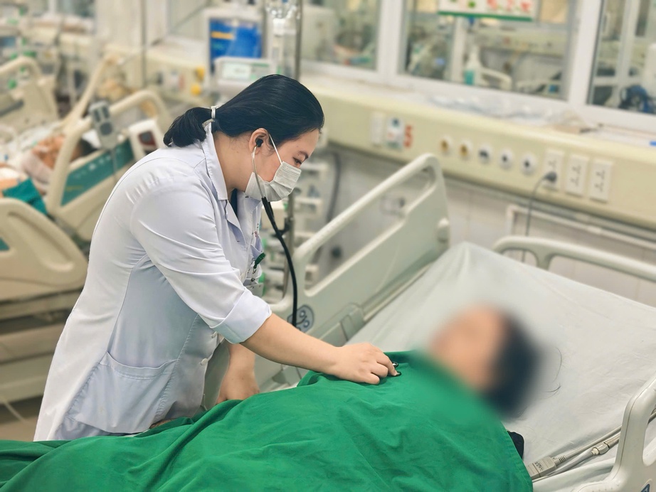 Một cụ b&agrave; nguy kịch v&igrave; d&ugrave;ng ấu tầu chữa khớp- Ảnh 1.