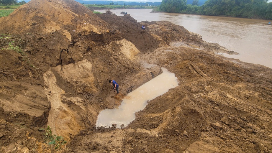Gia Lai: X&aacute;c minh vụ đ&agrave;o bới g&acirc;y sạt lở bờ s&ocirc;ng nghi lấy gỗ ch&ocirc;n lấp sau lũ lụt- Ảnh 1.
