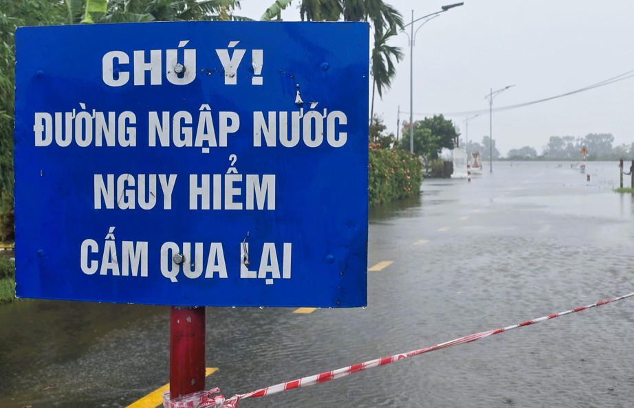 Nhiều nơi ở Quảng Trị ngập s&acirc;u, hai người chết v&agrave; mất t&iacute;ch do mưa lũ- Ảnh 1.