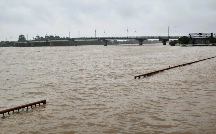 Nhiều nơi ở Quảng Trị ngập s&acirc;u, hai người chết v&agrave; mất t&iacute;ch do mưa lũ- Ảnh 11.
