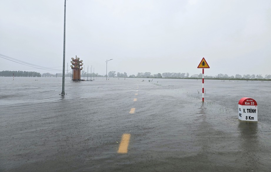 Nhiều nơi ở Quảng Trị ngập s&acirc;u, hai người chết v&agrave; mất t&iacute;ch do mưa lũ- Ảnh 2.