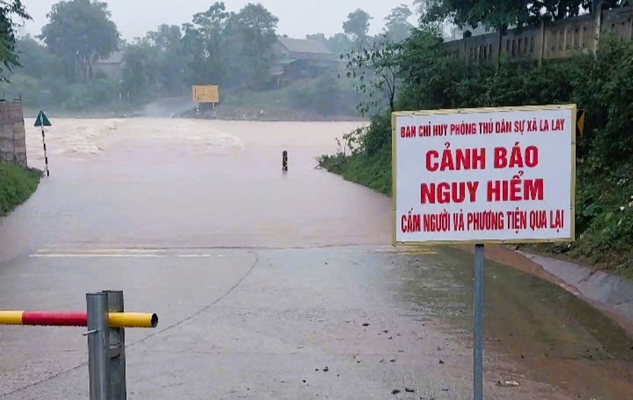 Nhiều nơi ở Quảng Trị ngập s&acirc;u, hai người chết v&agrave; mất t&iacute;ch do mưa lũ- Ảnh 4.