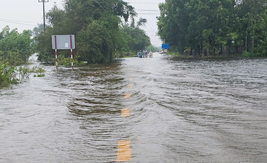 Nhiều nơi ở Quảng Trị ngập s&acirc;u, hai người chết v&agrave; mất t&iacute;ch do mưa lũ- Ảnh 5.