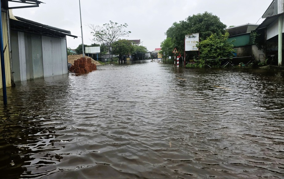 Nhiều nơi ở Quảng Trị ngập s&acirc;u, hai người chết v&agrave; mất t&iacute;ch do mưa lũ- Ảnh 6.