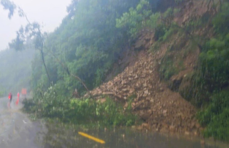 Nhiều nơi ở Quảng Trị ngập s&acirc;u, hai người chết v&agrave; mất t&iacute;ch do mưa lũ- Ảnh 7.