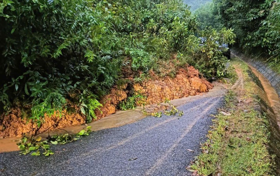 Nhiều nơi ở Quảng Trị ngập s&acirc;u, hai người chết v&agrave; mất t&iacute;ch do mưa lũ- Ảnh 8.