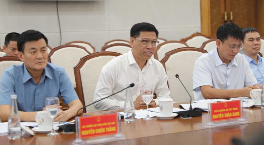 Thứ trưởng Nguyễn Xu&acirc;n Sang l&agrave;m việc với Quảng Ninh về hạ tầng h&agrave;ng hải, đường thủy- Ảnh 1.