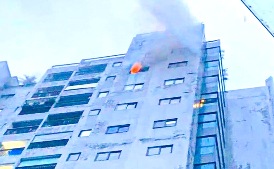 Lửa b&ugrave;ng ph&aacute;t tại chung cư Winhouse H&agrave; Tĩnh l&uacute;c rạng s&aacute;ng, cư d&acirc;n hoảng hốt th&aacute;o chạy - Ảnh 1.