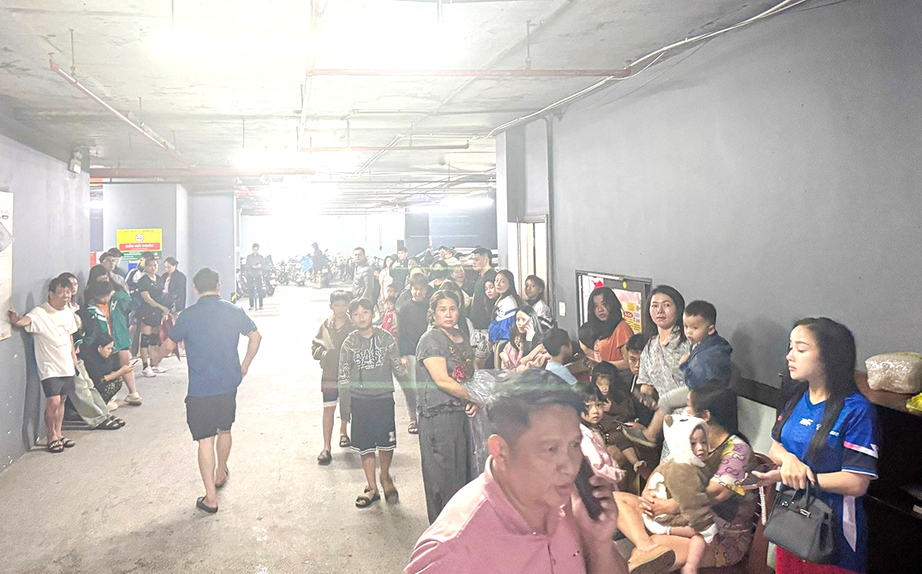 Lửa b&ugrave;ng ph&aacute;t tại chung cư Winhouse H&agrave; Tĩnh l&uacute;c rạng s&aacute;ng, cư d&acirc;n hoảng hốt th&aacute;o chạy - Ảnh 2.