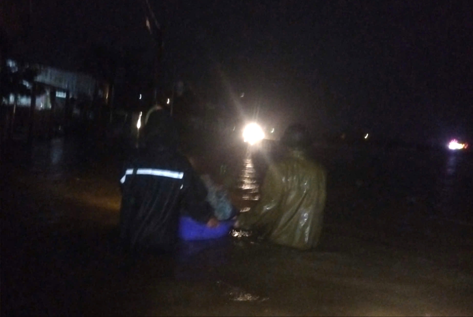 H&agrave; Tĩnh: Mưa lớn suốt đ&ecirc;m, nhiều khu vực ngập s&acirc;u, đường ven biển sạt lở nghi&ecirc;m trọng- Ảnh 4.
