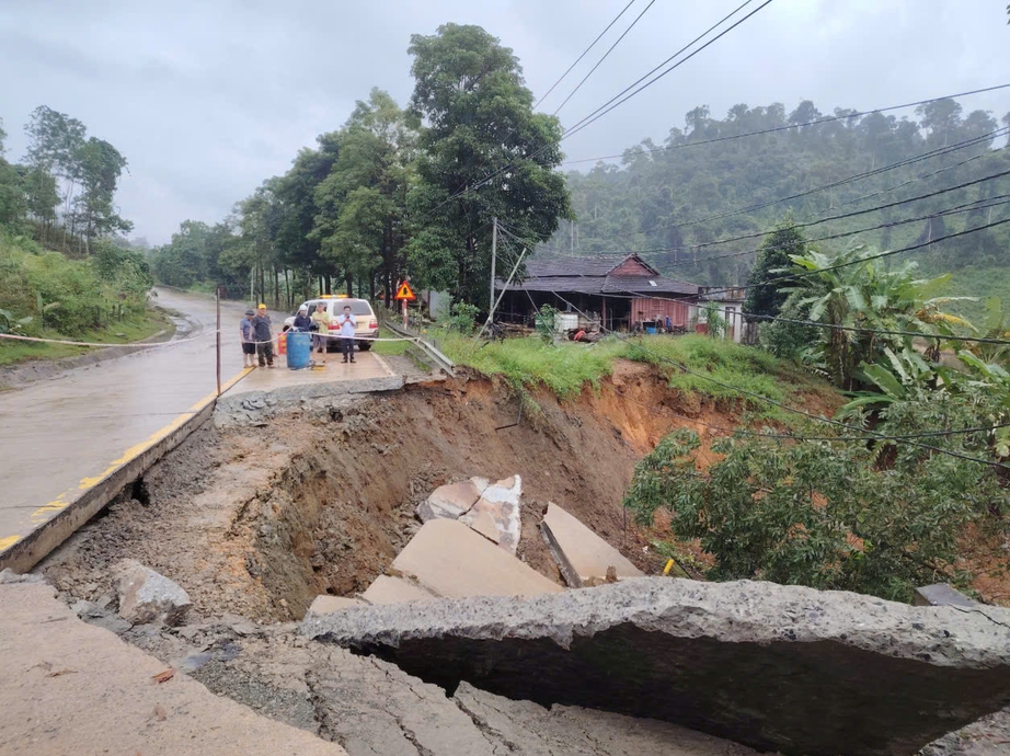 Bộ X&acirc;y dựng chỉ đạo to&agrave;n ng&agrave;nh v&agrave;o cuộc ứng ph&oacute;, khắc phục hậu quả mưa lũ ở Trung Bộ- Ảnh 1.