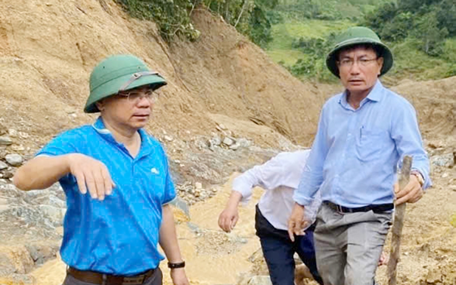 Băng rừng, mở đường mòn tiếp tế lương thực cho người dân bị cô lập ở Quảng Ngãi- Ảnh 7. Băng rừng, mở đường mòn tiếp tế lương thực cho người dân bị cô lập ở Quảng Ngãi- Ảnh 7.