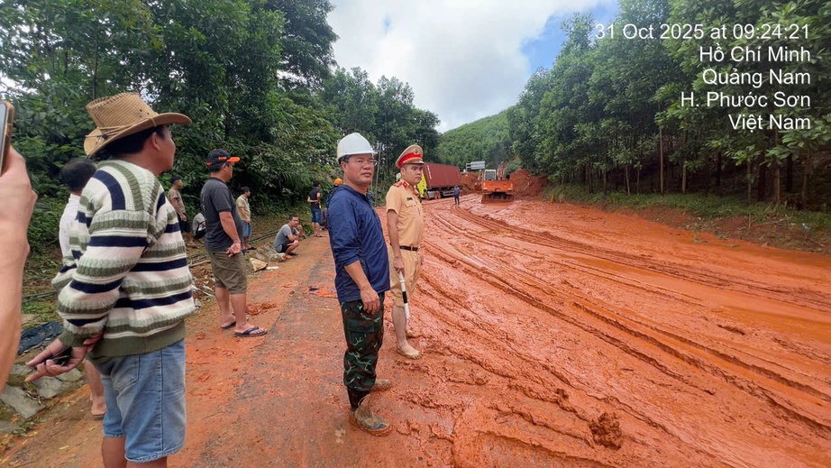 Bộ X&acirc;y dựng chỉ đạo to&agrave;n ng&agrave;nh v&agrave;o cuộc ứng ph&oacute;, khắc phục hậu quả mưa lũ ở Trung Bộ- Ảnh 2.