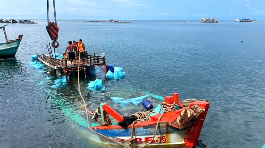 C&agrave; Mau: T&agrave;u bị s&oacute;ng đ&aacute;nh ch&igrave;m, hai thuyền vi&ecirc;n được cứu vớt an to&agrave;n- Ảnh 1.