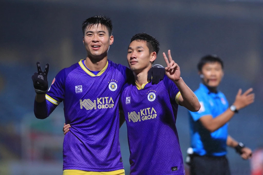 Cựu danh thủ Liverpool dẫn dắt đội b&oacute;ng V-League l&agrave; ai?- Ảnh 2.