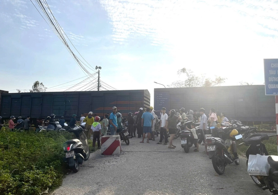 Vượt đường sắt nơi c&oacute; biển cấm &ocirc; t&ocirc;, xe b&aacute;n tải bị h&uacute;c bay, t&agrave;i xế bị thương nặng- Ảnh 2.