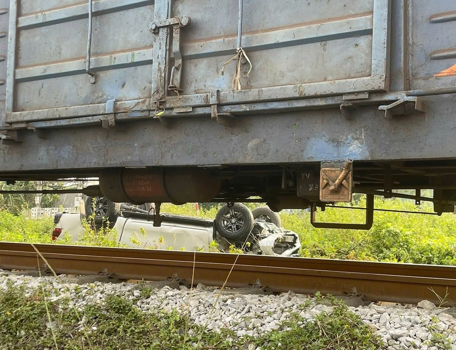 Vượt đường sắt nơi c&oacute; biển cấm &ocirc; t&ocirc;, xe b&aacute;n tải bị h&uacute;c bay, t&agrave;i xế bị thương nặng- Ảnh 1.