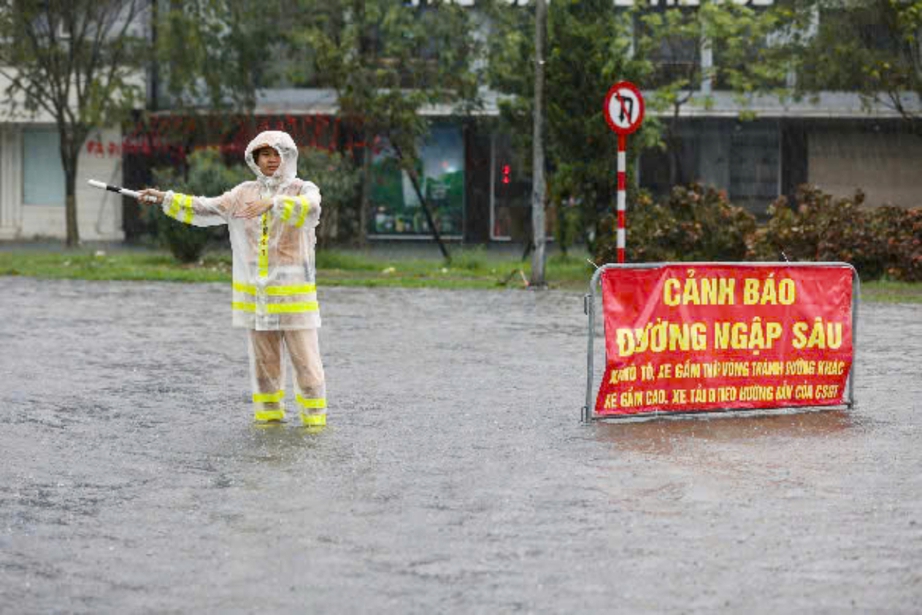C&ocirc;ng an H&agrave; Nội dầm mưa ph&acirc;n luồng, hỗ trợ người d&acirc;n qua v&ugrave;ng ngập- Ảnh 12.