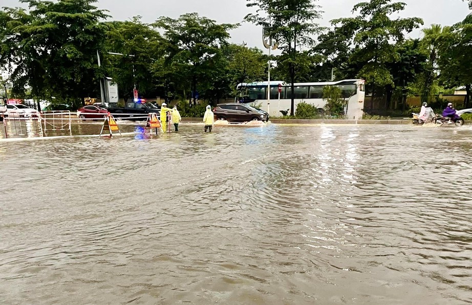 H&agrave; Nội mưa lớn, ngập s&acirc;u, học sinh đồng loạt nghỉ học- Ảnh 1.