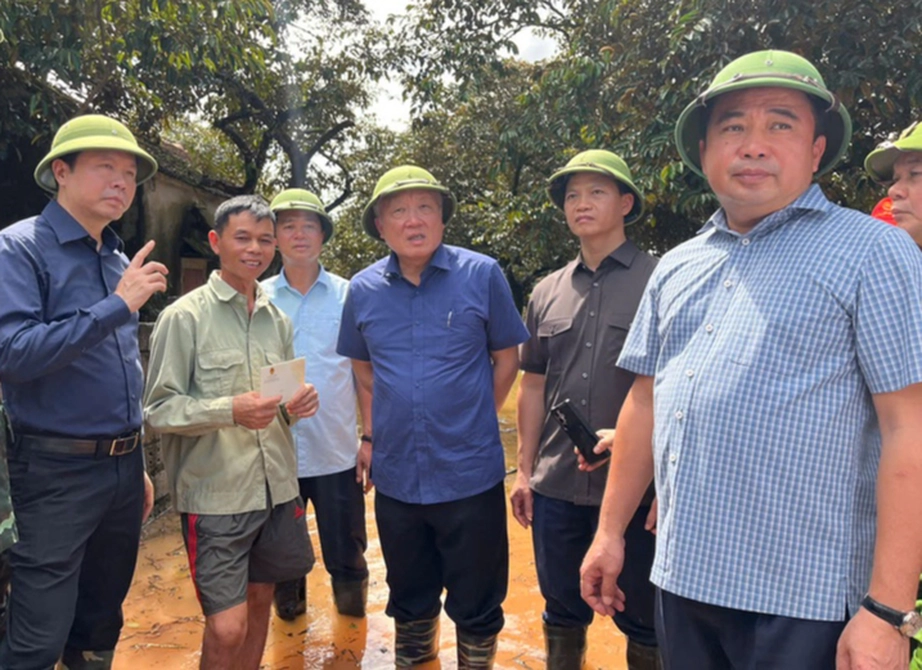 Ph&oacute; Thủ tướng Thường trực Nguyễn H&ograve;a B&igrave;nh kiểm tra, chỉ đạo khắc phục mưa lũ tại Bắc Ninh- Ảnh 1.