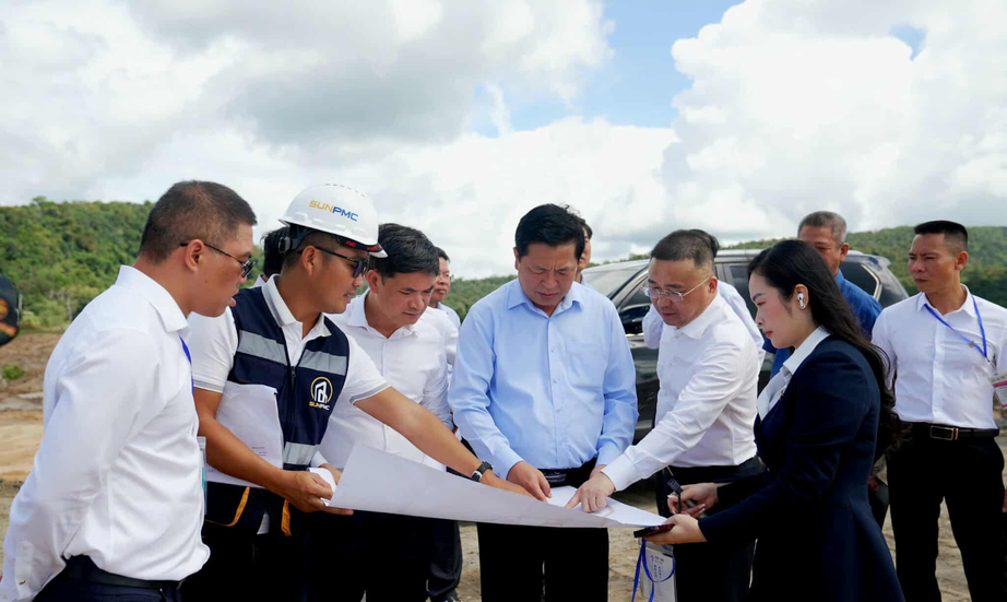 Bộ trưởng Trần Hồng Minh kiểm tra tiến độ c&aacute;c dự &aacute;n phục vụ APEC tại Ph&uacute; Quốc- Ảnh 2.