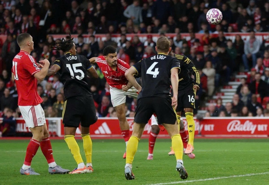 Ngoại hạng Anh: Amad Diallo lập tuyệt phẩm trong ng&agrave;y Man United bị Nottingham cầm h&ograve;a- Ảnh 1.