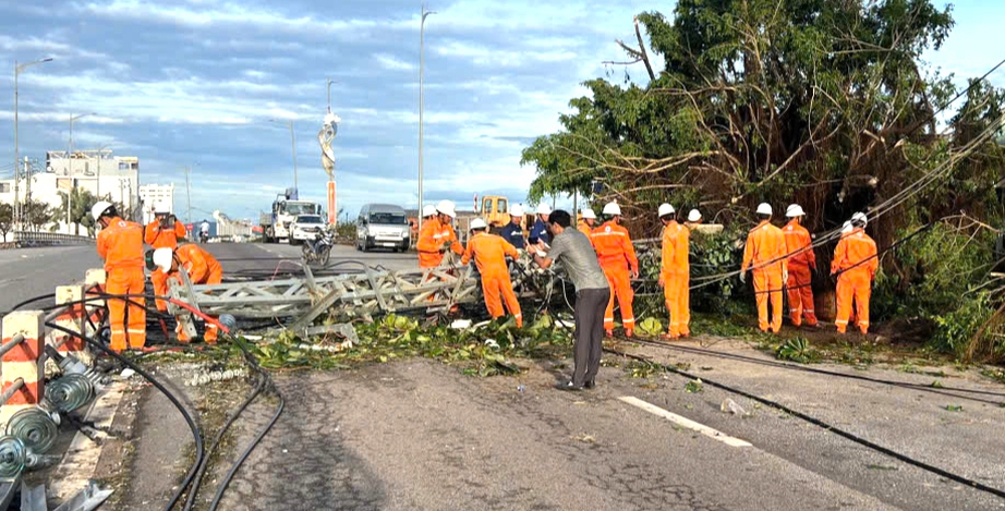 Gia Lai: Gần 90% kh&aacute;ch h&agrave;ng v&ugrave;ng t&acirc;m b&atilde;o 13 đ&atilde; c&oacute; điện trở lại- Ảnh 1.