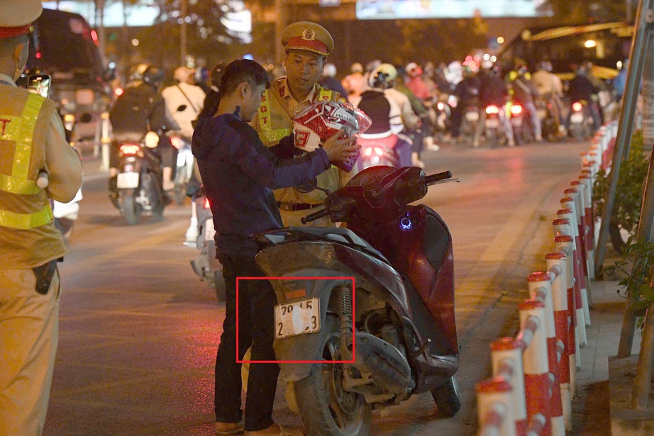 H&agrave; Nội: CSGT ghi h&igrave;nh, xuy&ecirc;n đ&ecirc;m xử l&yacute; cả trăm t&agrave;i xế xe m&aacute;y lướt điện thoại, che biển số- Ảnh 1.
