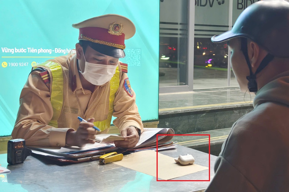 H&agrave; Nội: CSGT ghi h&igrave;nh, xuy&ecirc;n đ&ecirc;m xử l&yacute; cả trăm t&agrave;i xế xe m&aacute;y lướt điện thoại, che biển số- Ảnh 7.