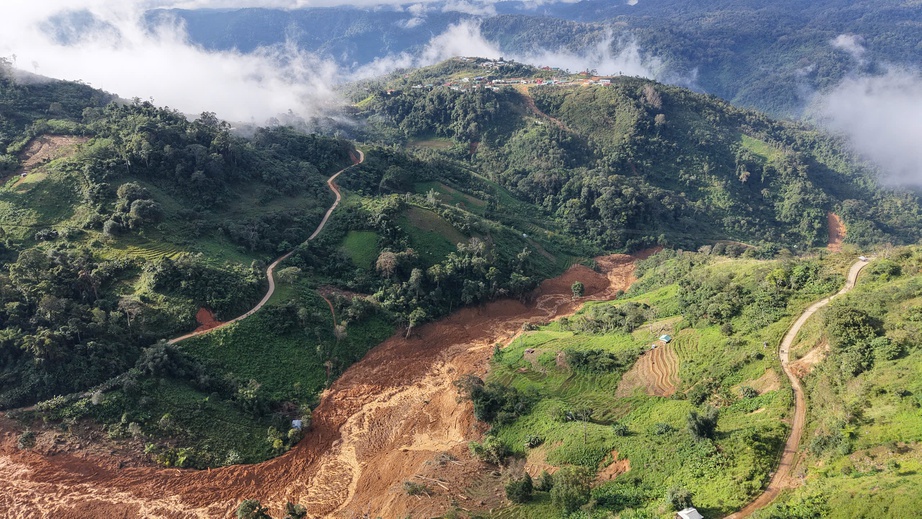 Sạt lở n&uacute;i giữa trời nắng r&aacute;o ở Đ&agrave; Nẵng, 3 người mất t&iacute;ch: Chuy&ecirc;n gia l&yacute; giải nguy&ecirc;n nh&acirc;n- Ảnh 1.