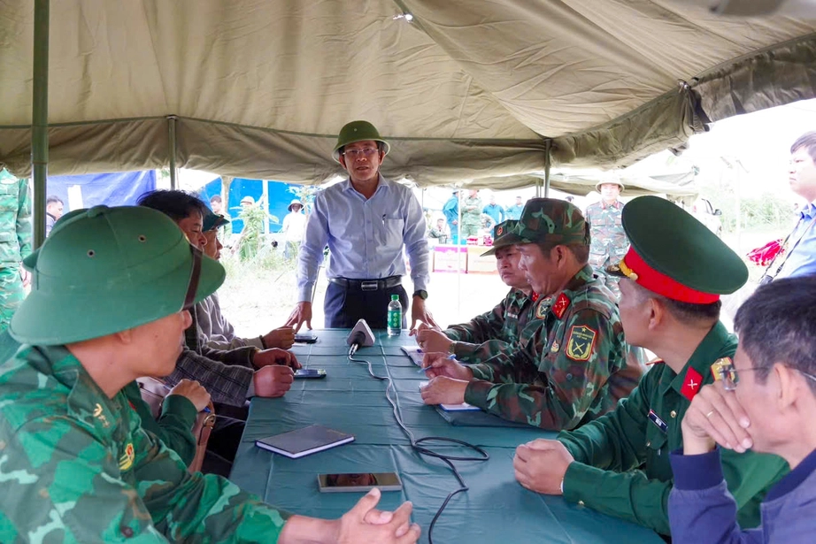 Vụ 3 người nghi bị sạt lở v&ugrave;i lấp: L&atilde;nh đạo Đ&agrave; Nẵng đến hiện trường chỉ đạo t&igrave;m kiếm- Ảnh 2.