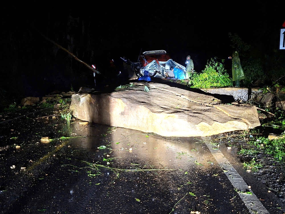 N&oacute;ng: Sạt lở đ&egrave;o Kh&aacute;nh L&ecirc; v&ugrave;i lấp xe kh&aacute;ch, 6 người tử vong, nhiều người bị thương- Ảnh 2.