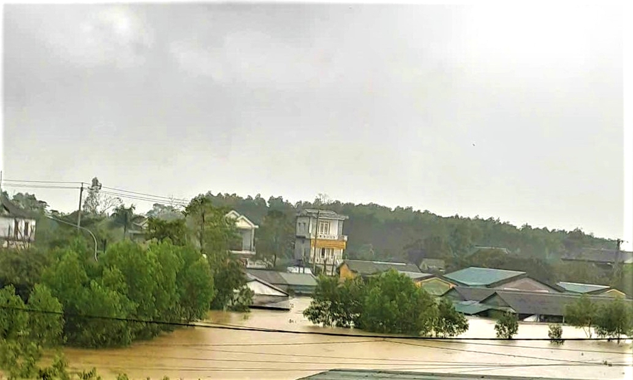 Huế: Nước lũ l&ecirc;n nhanh, giao th&ocirc;ng chia cắt, gần 300 nh&agrave; d&acirc;n ch&igrave;m trong biển nước- Ảnh 1.