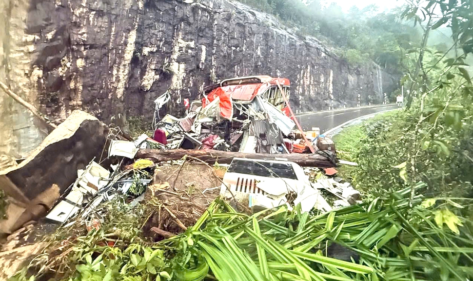 Thủ tướng yêu cầu khẩn trương khắc phục hậu quả sạt lở đất tại đèo Khánh Lê- Ảnh 1. Thủ tướng yêu cầu khẩn trương khắc phục hậu quả sạt lở đất tại đèo Khánh Lê- Ảnh 1.