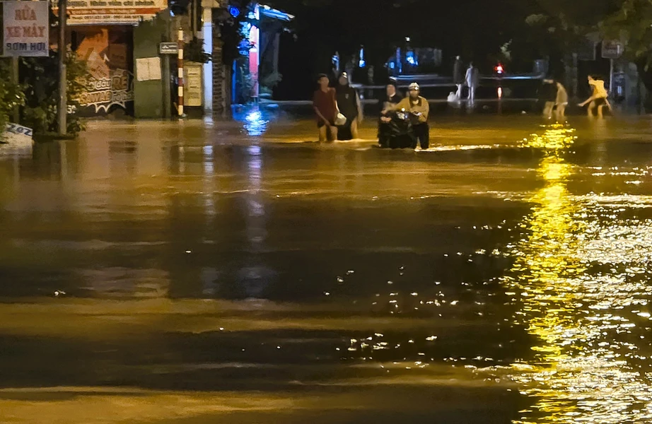 Nước lũ d&acirc;ng cao, người d&acirc;n b&igrave; b&otilde;m lội lụt trong đ&ecirc;m ở Quảng Trị- Ảnh 1.