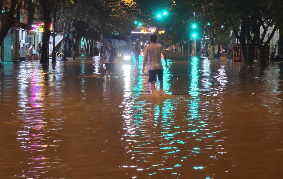 Nước lũ d&acirc;ng cao, người d&acirc;n b&igrave; b&otilde;m lội lụt trong đ&ecirc;m ở Quảng Trị- Ảnh 7.