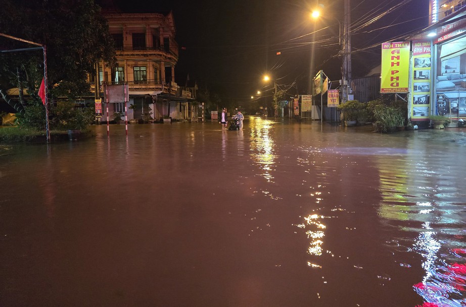 Nước lũ d&acirc;ng cao, người d&acirc;n b&igrave; b&otilde;m lội lụt trong đ&ecirc;m ở Quảng Trị- Ảnh 8.