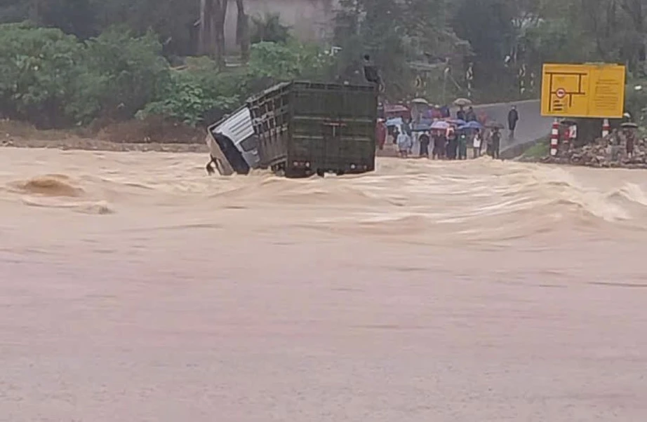 Cố băng qua cầu tr&agrave;n ở Quảng Trị, xe đầu k&eacute;o bị nước lũ cuốn tr&ocirc;i, t&agrave;i xế mất t&iacute;ch- Ảnh 3.