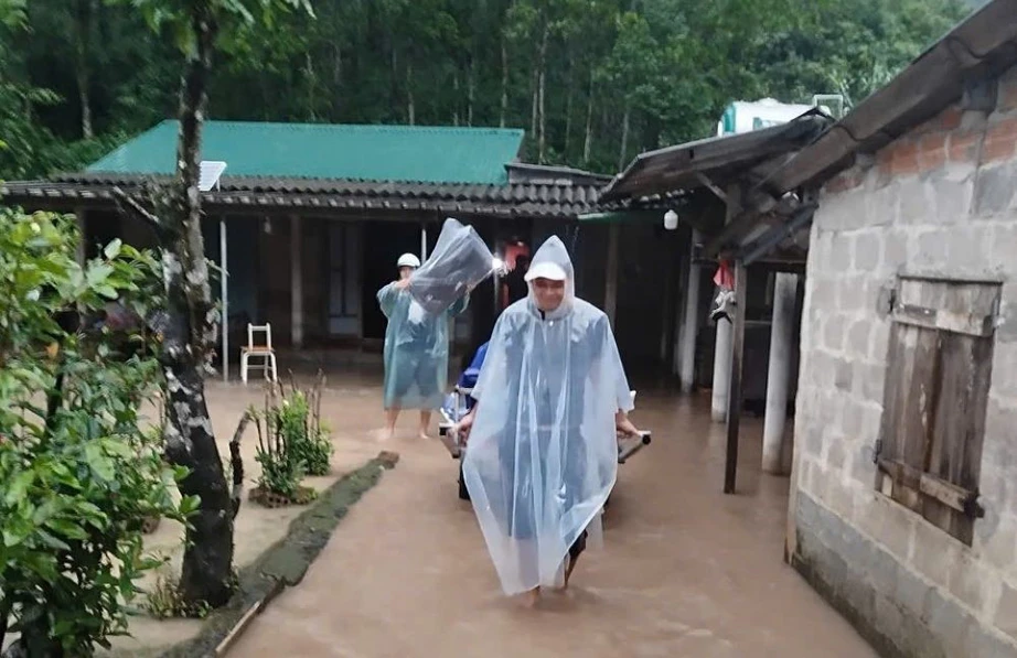Cố băng qua cầu tr&agrave;n ở Quảng Trị, xe đầu k&eacute;o bị nước lũ cuốn tr&ocirc;i, t&agrave;i xế mất t&iacute;ch- Ảnh 9.