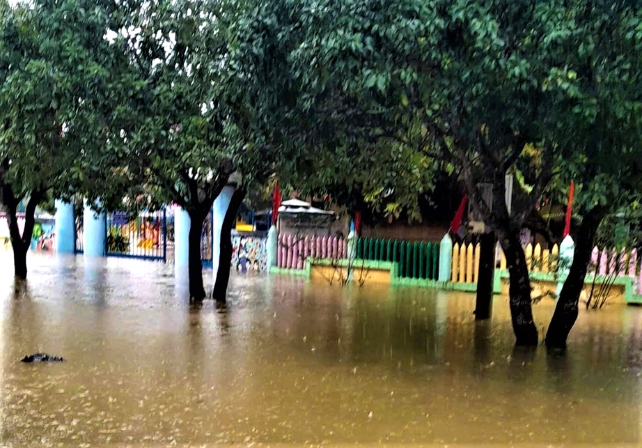 Huế: Nước lũ l&ecirc;n nhanh, giao th&ocirc;ng chia cắt, gần 300 nh&agrave; d&acirc;n ch&igrave;m trong biển nước- Ảnh 9.