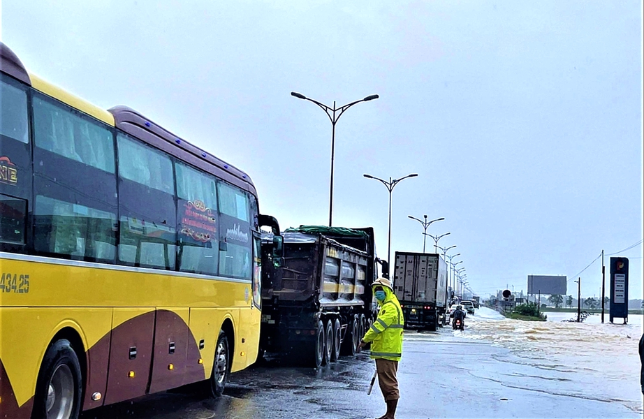 Huế: Nước lũ l&ecirc;n nhanh, giao th&ocirc;ng chia cắt, gần 300 nh&agrave; d&acirc;n ch&igrave;m trong biển nước- Ảnh 10.