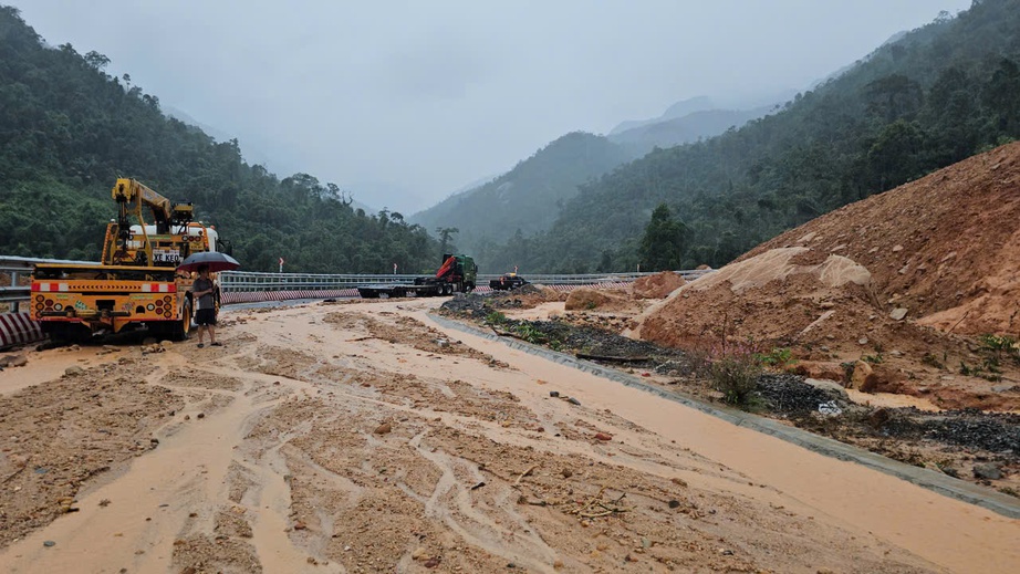 N&oacute;ng: Sạt lở đ&egrave;o Kh&aacute;nh L&ecirc; v&ugrave;i lấp xe kh&aacute;ch, 6 người tử vong, nhiều người bị thương- Ảnh 3.