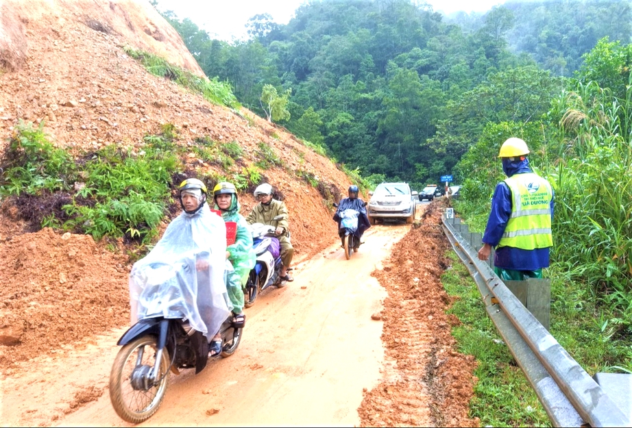 Huế: Nước lũ l&ecirc;n nhanh, giao th&ocirc;ng chia cắt, gần 300 nh&agrave; d&acirc;n ch&igrave;m trong biển nước- Ảnh 11.