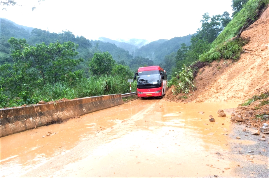 Huế: Nước lũ l&ecirc;n nhanh, giao th&ocirc;ng chia cắt, gần 300 nh&agrave; d&acirc;n ch&igrave;m trong biển nước- Ảnh 12.