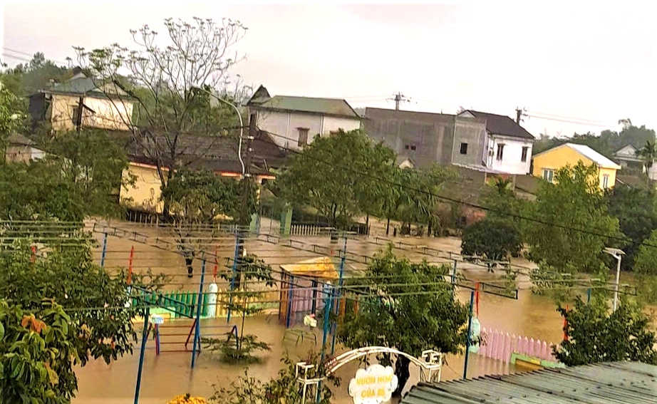 Huế: Nước lũ l&ecirc;n nhanh, giao th&ocirc;ng chia cắt, gần 300 nh&agrave; d&acirc;n ch&igrave;m trong biển nước- Ảnh 3.